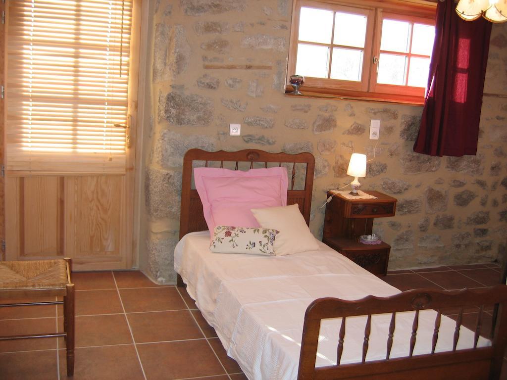 Bed and Breakfast La Ferme Des Genets Medeyrolles Номер фото